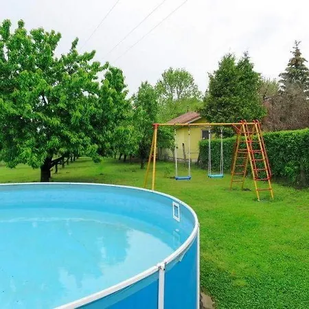 önálló, Klimatizált, Medencés A Balatonnál! *