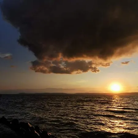 önálló, Klimatizált, Medencés A Balatonnál!