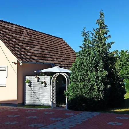 önálló, Klimatizált, Medencés A Balatonnál! Vendégház *