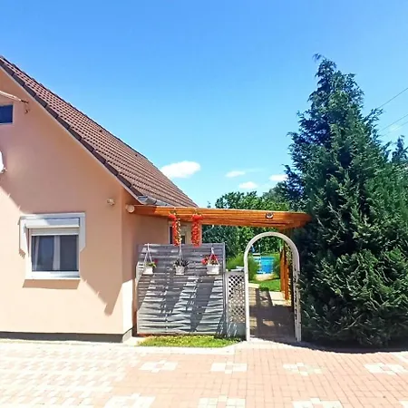 Vendégház önálló, Klimatizált, Medencés A Balatonnál! Kőröshegy