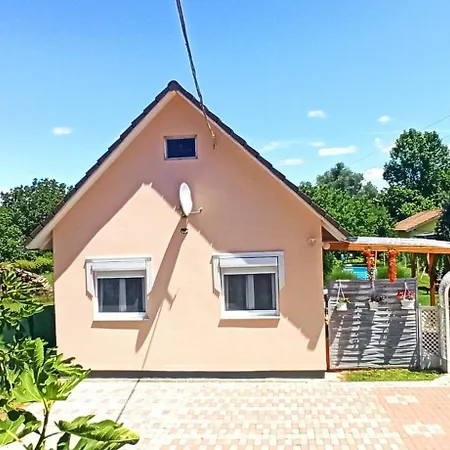 önálló, Klimatizált, Medencés A Balatonnál! *