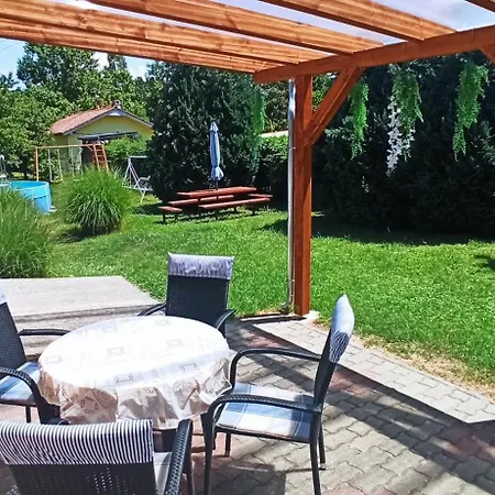 önálló, Klimatizált, Medencés A Balatonnál! Vendégház