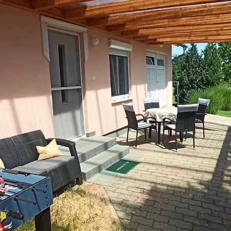 önálló, Klimatizált, Medencés A Balatonnál! Kőröshegy