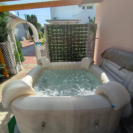 Maison d'hôtes önálló, Klimatizált, Medencés A Balatonnál! *